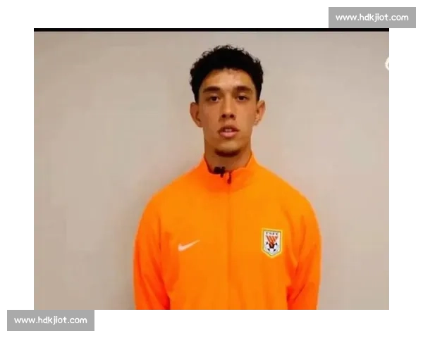 李小恒中超初体验：港队兄弟暖心遇，泰山平台引心动